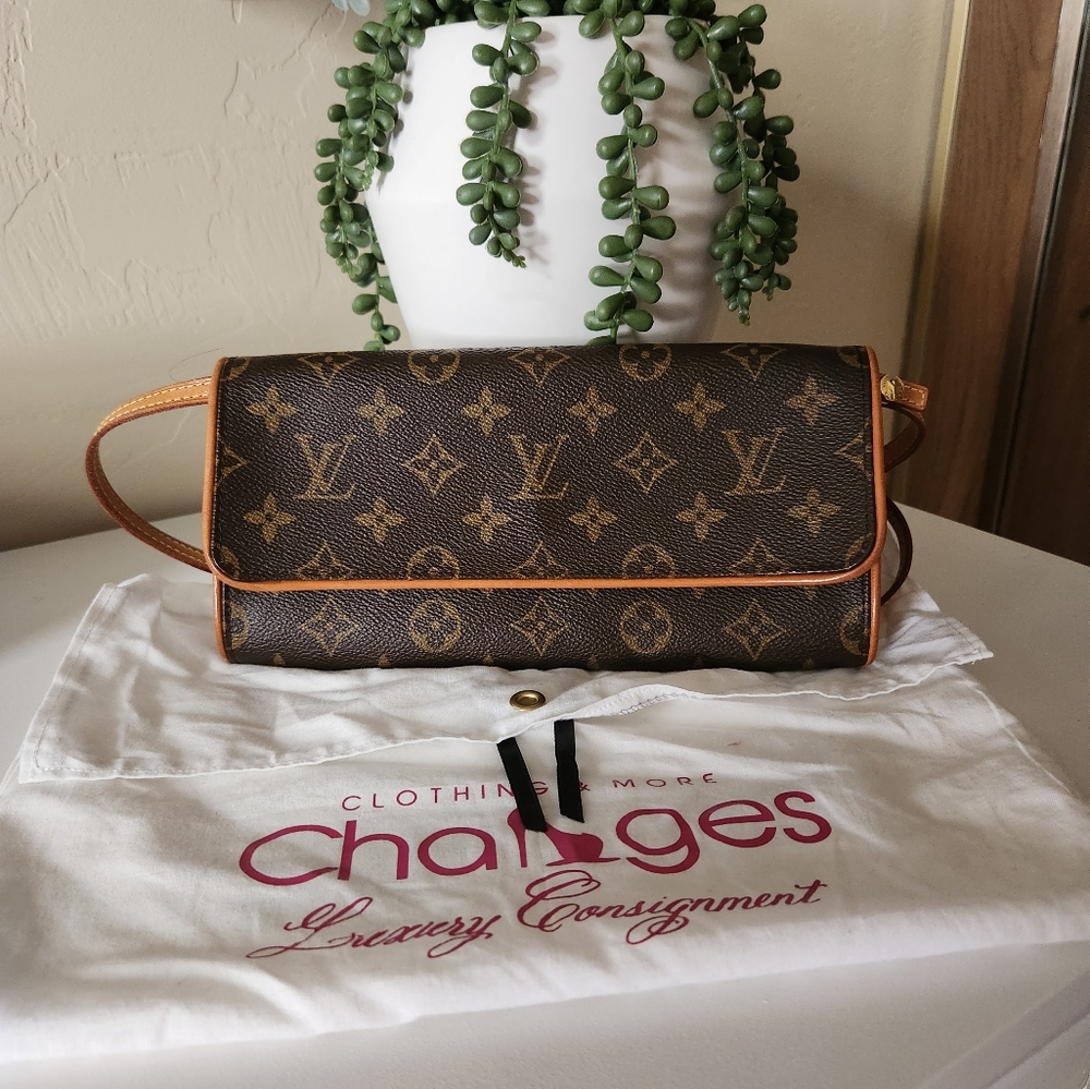 LOUIS Vuitton GM Twin Pouchette